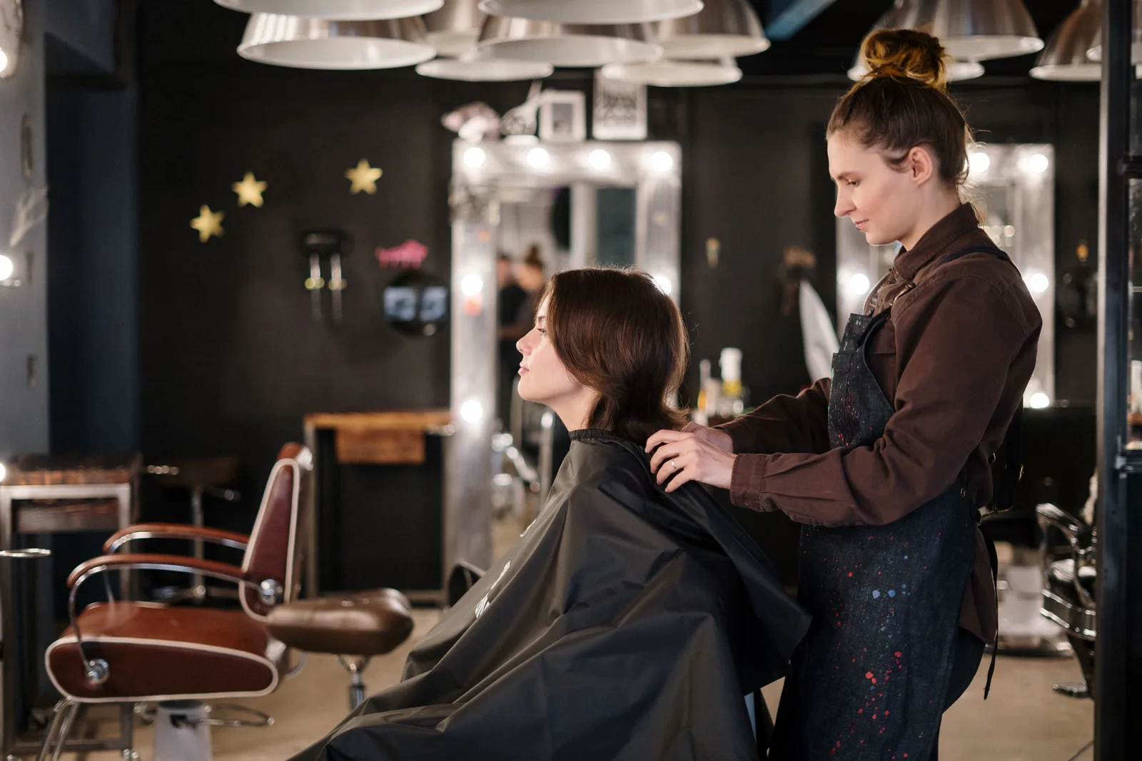 Estilista atendiendo a una clienta en un salon de belleza moderno