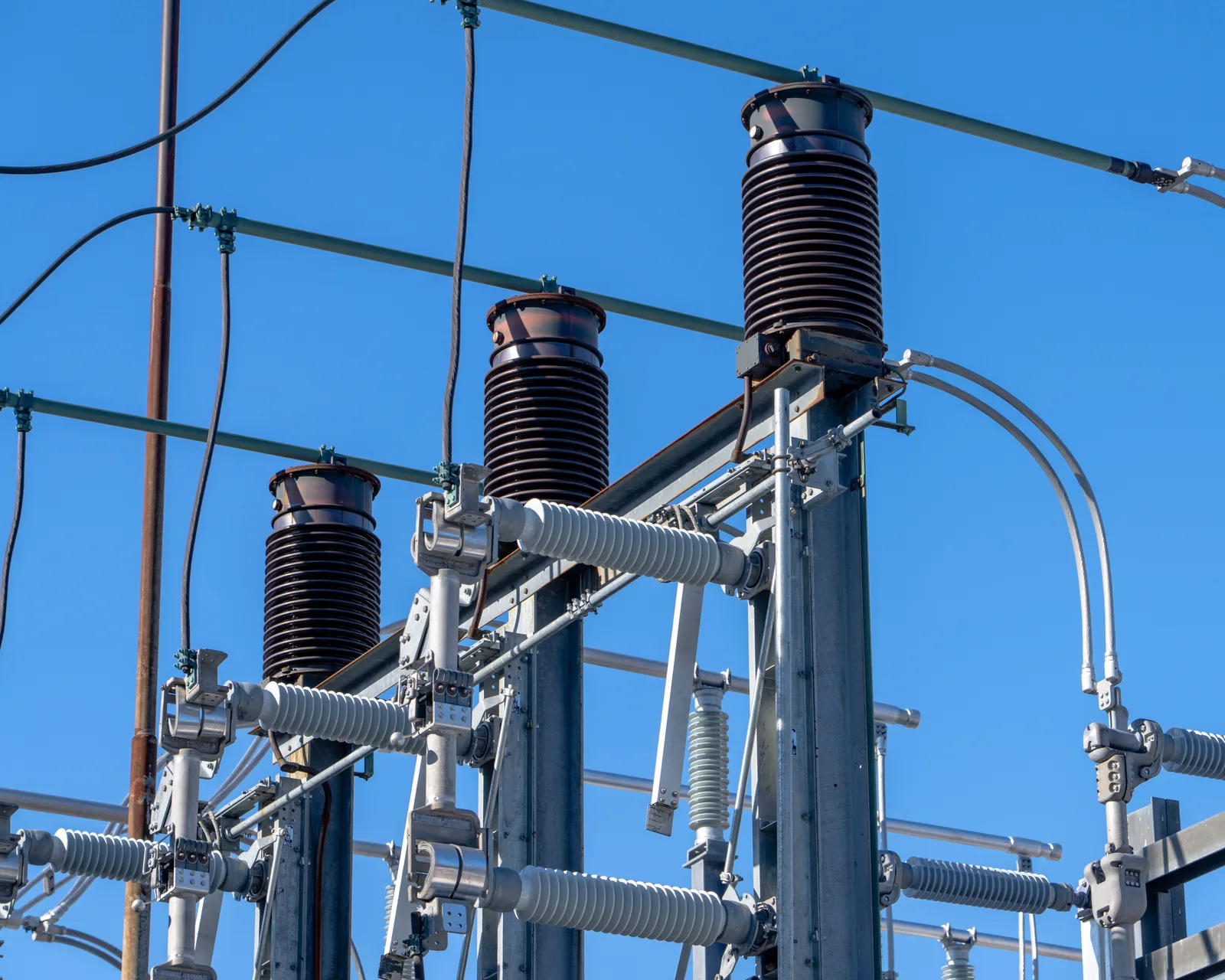 Equipo de alta tensión e aisladores en una subestación eléctrica al aire libre