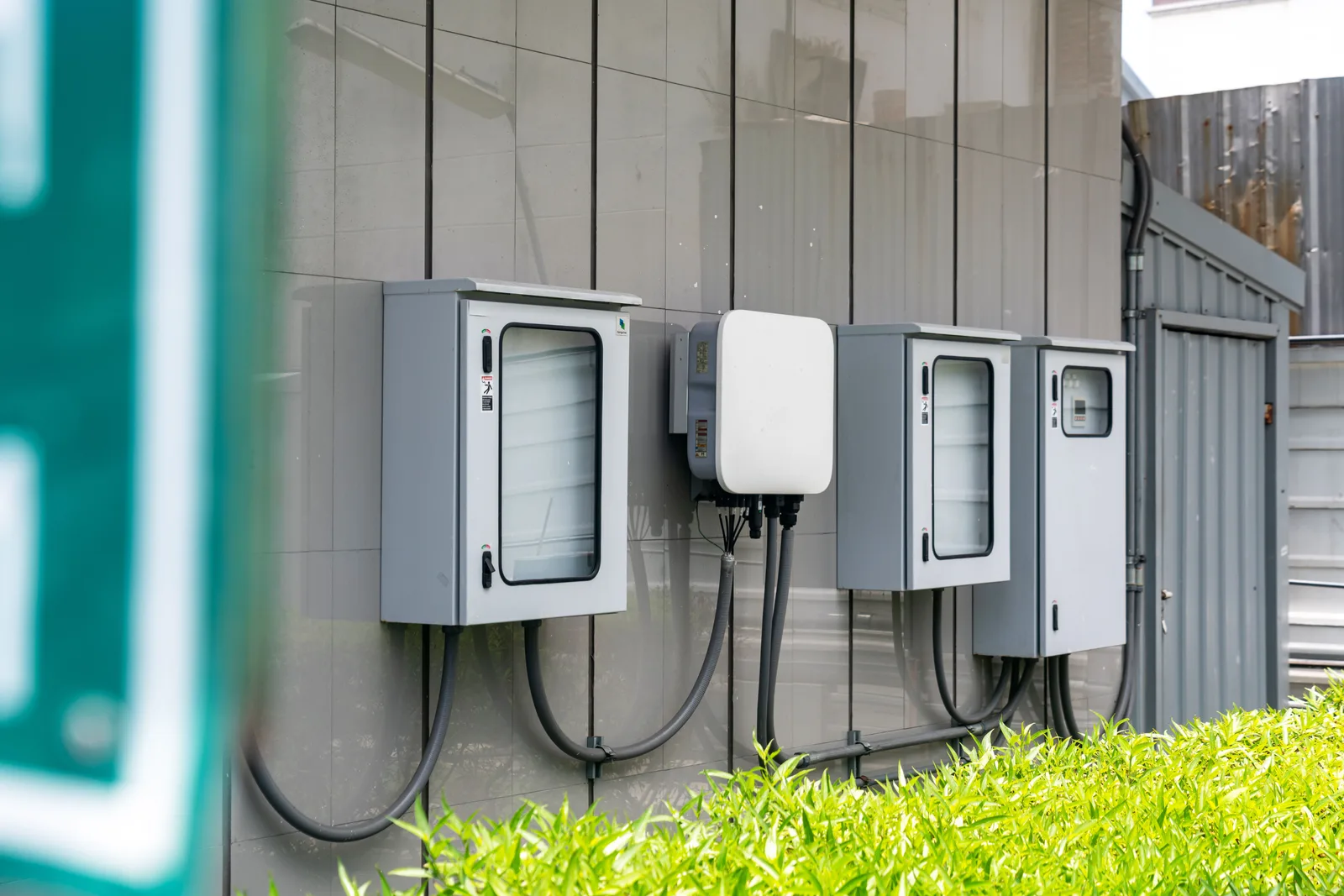 Gabinetes eléctricos y cableado montados en la pared exterior de un edificio comercial